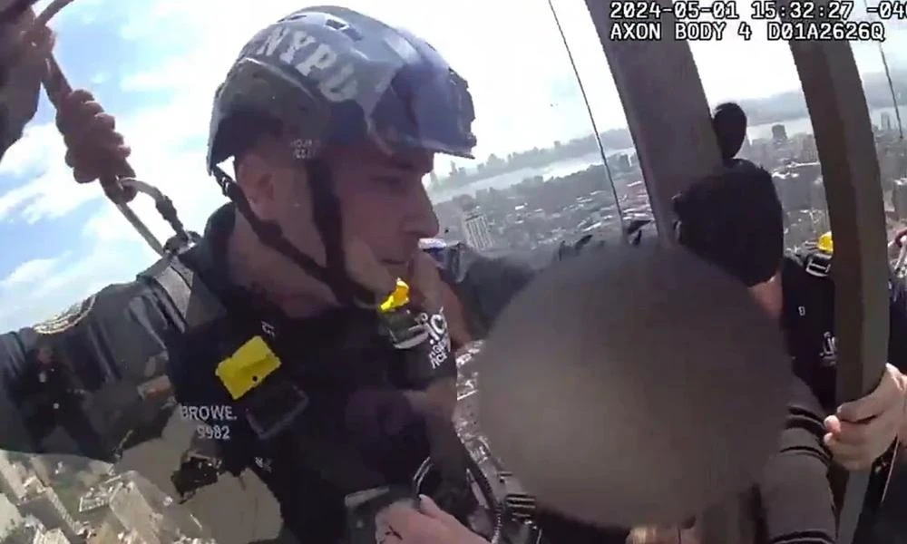 Αστυνομικοί σκαρφάλωσαν σε ουρανοξύστη και έσωσαν γυναίκα